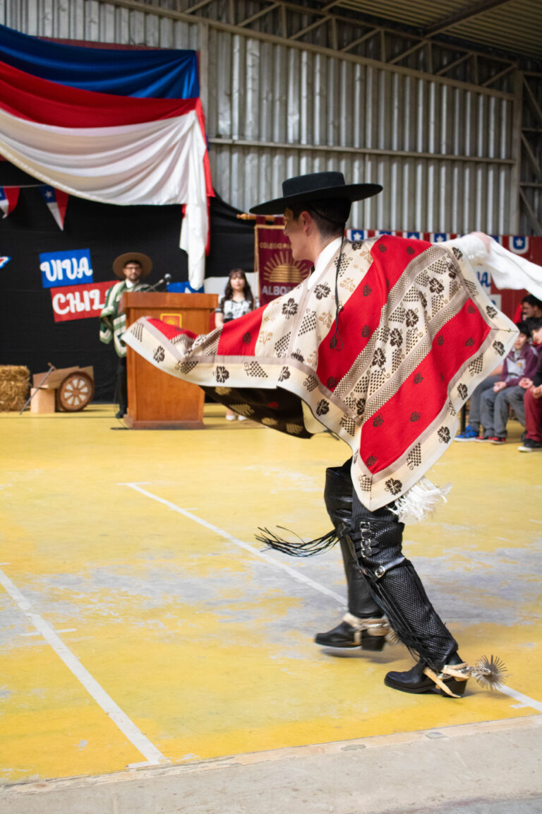 Manta y sombrero en escena · Fiestas Patrias Colegio Alborada