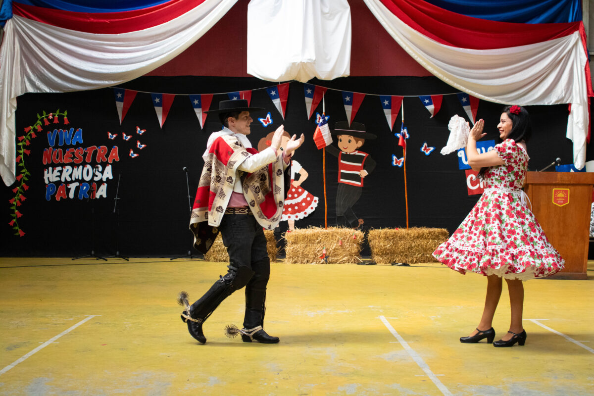 Cueca frente a la comunidad escolar