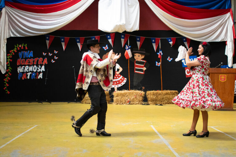 Cueca frente a la comunidad escolar · Fiestas Patrias Colegio Alborada