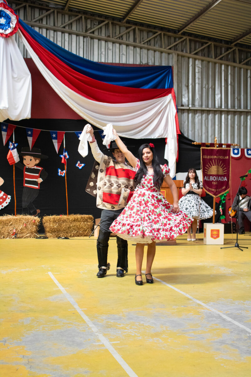 Pañuelos en alto durante la cueca