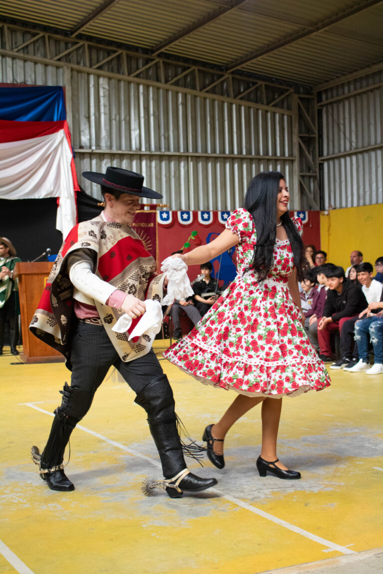 Pareja de cueca en el escenario · Fiestas Patrias Colegio Alborada