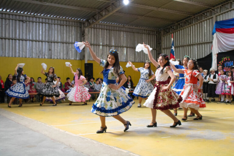 Cueca grupal en el patio techado · Fiestas Patrias Colegio Alborada