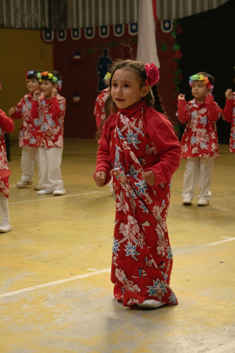 Vestidos floreados en escena · Fiestas Patrias Colegio Alborada