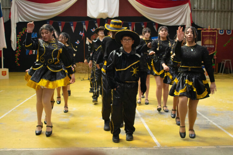 Entrada del grupo al escenario · Fiestas Patrias Colegio Alborada