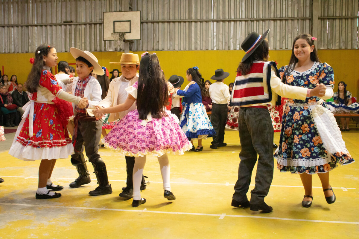 Cueca grupal en el patio techado