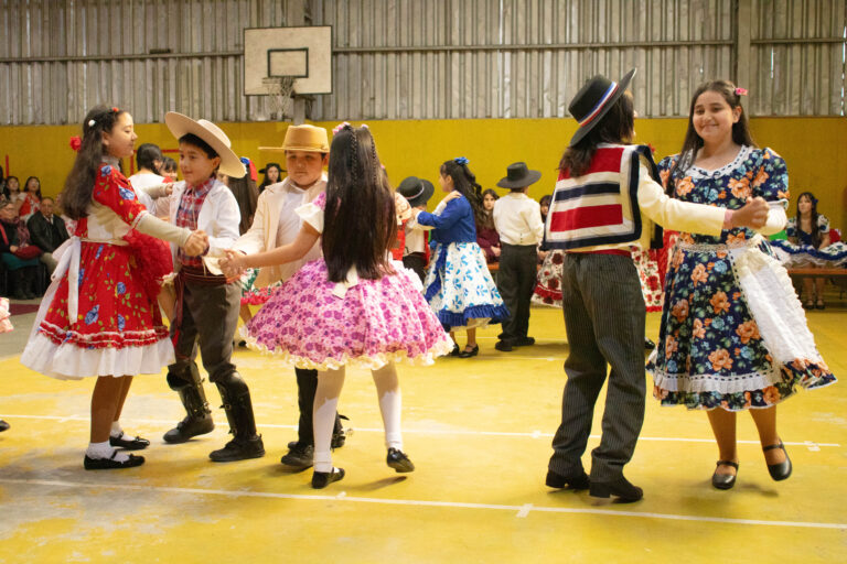 Cueca grupal en el patio techado · Fiestas Patrias Colegio Alborada