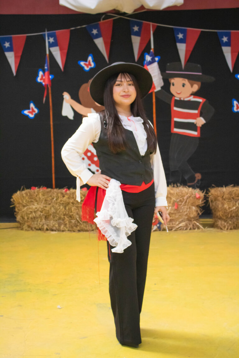 Traje típico y pañuelo · Fiestas Patrias Colegio Alborada